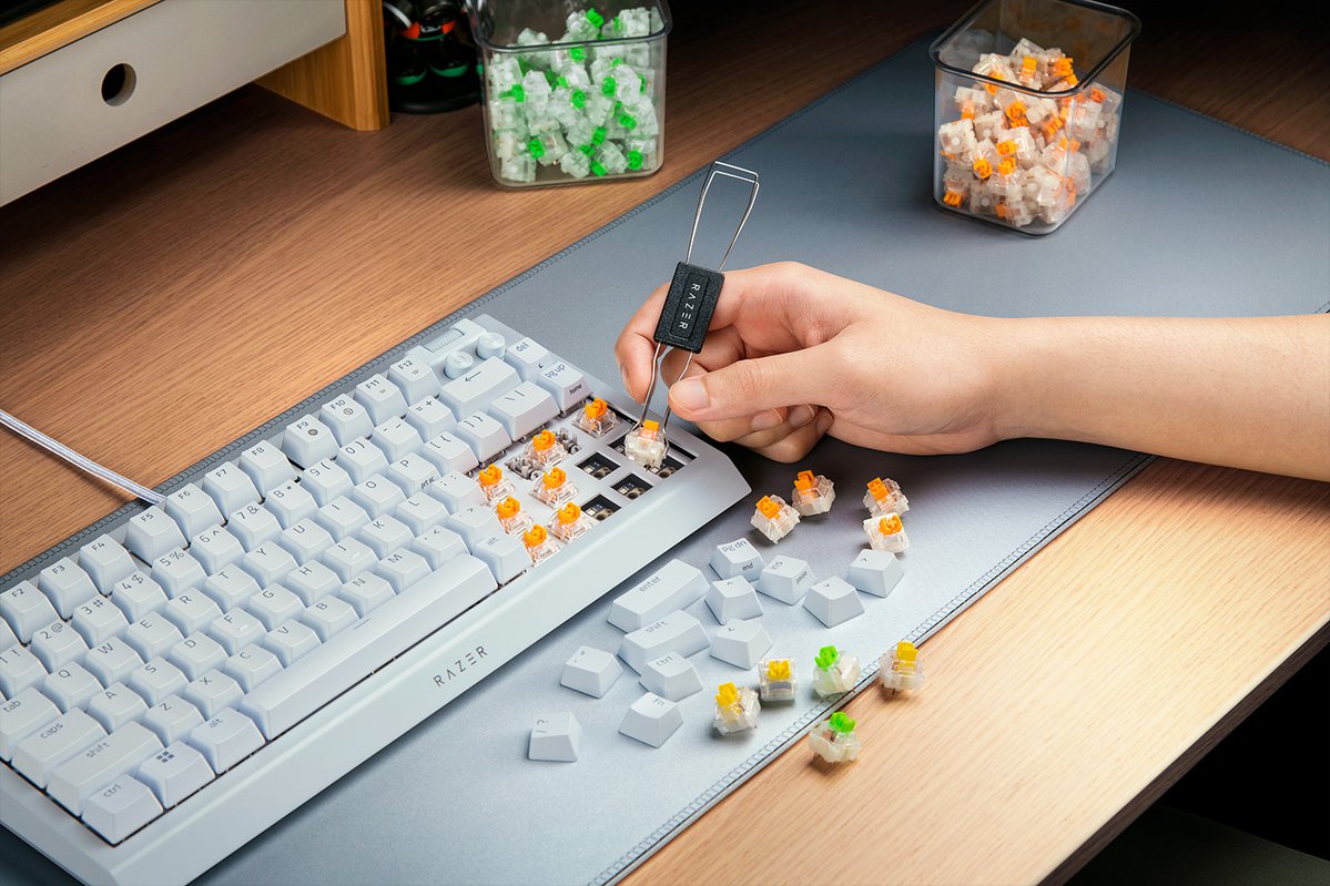 Razer BlackWidow V4 75% Mechanical Gaming Keyboard - White RZ03-05001700-R3M1